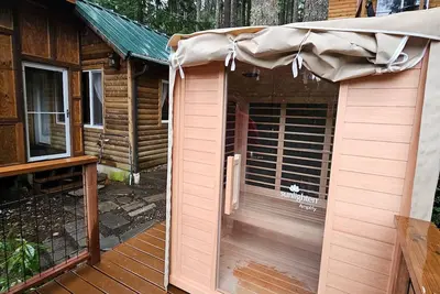 Image de Escape\nOutdoor Infrared Sauna\nSunroom \nGame room \nLakefront cabin\nFireplace \n