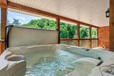 Image de 5 miles to Parkway - Picnic Area\/Hot Tub\/Game Room