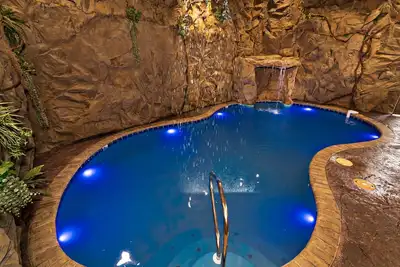 Image de Cave Mountain Lodge: Indoor Pool! Mtn Views! Theater, Games, Hot tub, Signature!