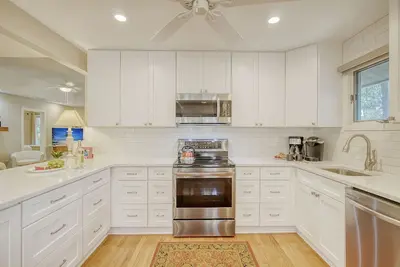 Image de Community pool, dock, river views!