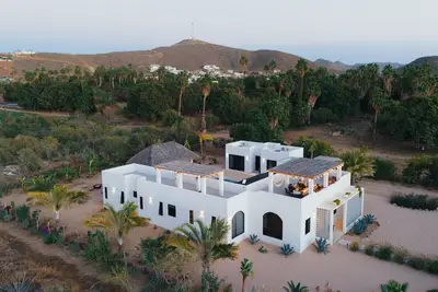 Image de New, Modern Home. Pool, Hot Tub, Gardens, Fire Pits and More in Pescadero, Baja.