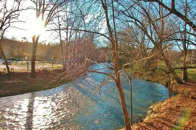 Image de Helen Haus - Riverfront 3 bdr 3. 5 bath Town Home in beautiful Alpine Helen!