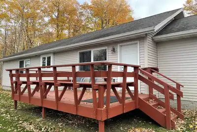 Image de Lake House with an eagle eye view of the bay and lake access
