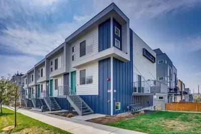 Modern 2 level townhome close to Dia and lightrail