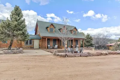 Image de Gorgeous Cabin w/direct trail access for hiking & off roading!