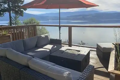 Image de Gorgeous Waterfront cottage in sunny West Kelowna on Okanagan lake