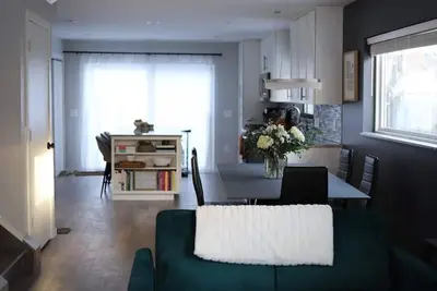 Image de Funky Modern Home Minutes Drive from Downtown Cle