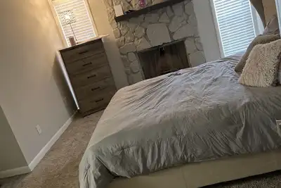 Image de Quiet area with pool and gym in the area. Mall is 10 minutes away