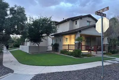 Image de Family home in Fantastic Surprise with WiFi, Ac in quiet neighborhood.