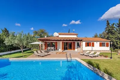 Spacious Countryside Villa - A/C, Private Pool, Superb Location for Sandy Beaches & Ancient Towns!