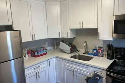 Image de plush 2-bedroom apartment with smart tv's & projector.