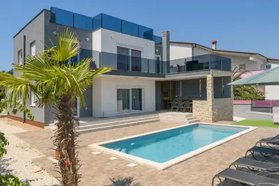 Image de Superbe maison de 5 chambres à Liznjan