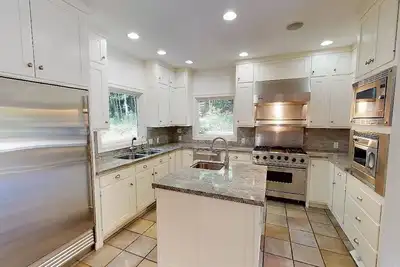 Image de A Quiet Place with Lots of Windows/Views