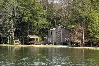 Image de Whispering Creek Lodge  - Water views from every window