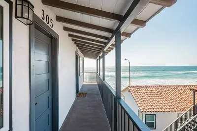 Image de Oceanview Queen Suite Steps from the Sand (302)