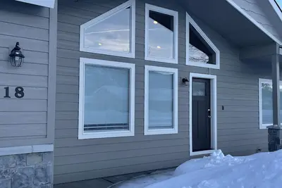 Image de Modern, Cozy Cabin near Tamarack & Cascade Lake With Private Hot Tub