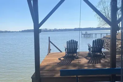 Image de Lakeside fishing cabin with boat lift for your boat! Year round water.