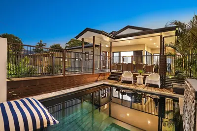 Luxury Home in Alexandra Headland - Walk to the Beach - Heated Pool - 16+ Pets ✅