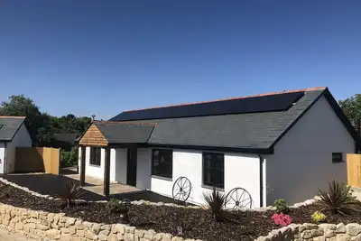 Spacious Wheelchair Accessible 2 Bedroom Cottage with Hot Tub