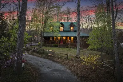 Image de Creek Side Cottage - ♥️Creekside Views, Chill by the Fire Pit and Porches