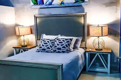 San Juan Gem 7br-City Views & Onsite Pay Parking!