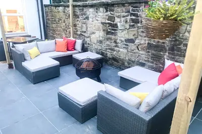 Cosy 2 bed home with outdoor space - close to transport links!