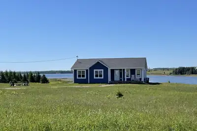 Image de Family Friendly Cottage- Only a 5 Minute Walk From Beautiful North Shore Beach