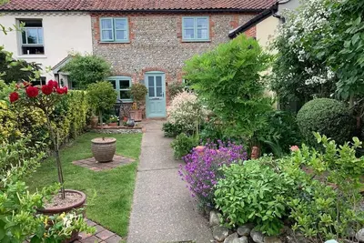 Image de Border Cottage is the perfect couple's escape to the North Norfolk countryside.