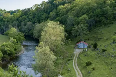 Image de Cozy Riverfront Cabin
