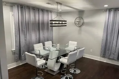 Image de 240-Upscale Modern Fun House! ! !