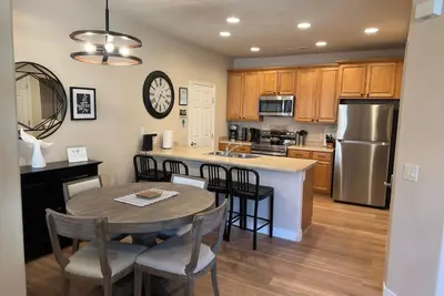 Image de Spacious Ground Floor 2b/2fb Condo + 2 Car Garage