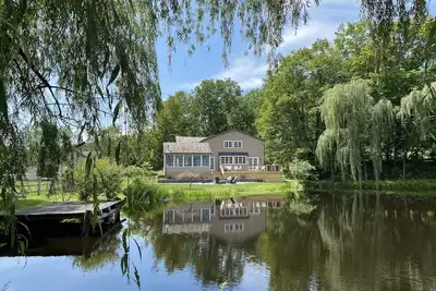 Image de Cozy farmhouse w/ chef's kitchen, pool & firepit — perfect escape for families!