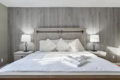 Image de ⭐️Comfy and Classic 5 bedroom Home⭐️ King Bed🛏 Pool Table🎱3 Min from Wem🛍🎉❤️