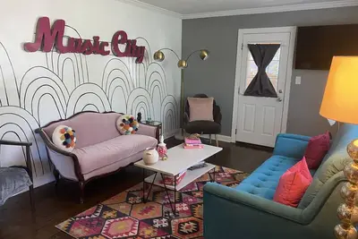 Image de No Cleaning Fee! Boro Babe Cave. . . Eclectic Vibes + Modern Amenities