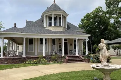 Image de Davis Street Victorian - Steps away from Celebration Square!