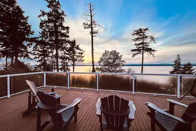 Image de Water View Gem with WiFi, Spacious Deck, Patio, Gas Grill, & Yard