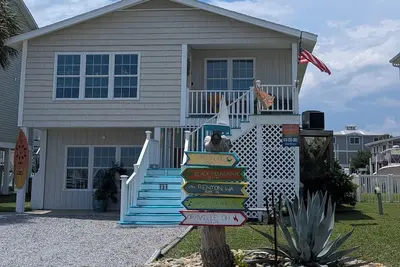 Image de Short walk to the beach Dog friendly too! Docking for boaters!