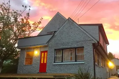 Image de Welcome to our charming, 2-level house just 5 min walk to 3 Sisters, Echo Point!