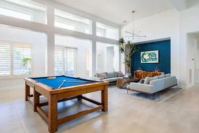 Stylish 5Bd Home, 2 mi to Festival grounds! Huge backyard w/ all amenities!