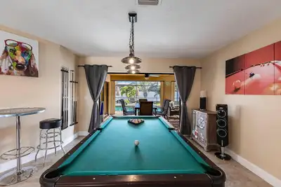 Image de Luxurious Vacation Home. Pool, Hot Tub & Billiard