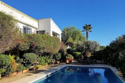 Image de \"Villa Sea and Mountain View Altea\", avec vue montagne, piscine, climatisation et Wi-Fi.