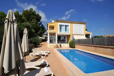 Image de Belle villa \"Es Pas\" avec piscine, climatisation, Wi-Fi, terrasses et vue sur l'océan