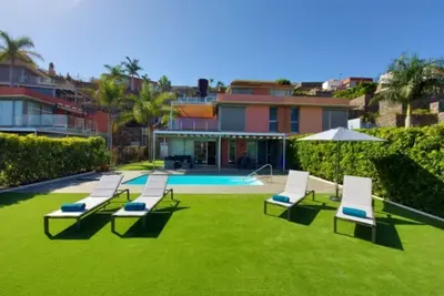 Image de Villa Girasole avec piscine, jardin et Wi-Fi. Animaux bienvenus.