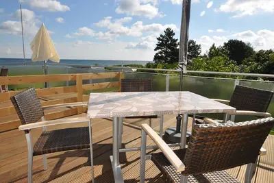 Image de Balcony, full bath and own wood-burning stove right by the sea