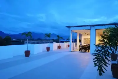 Image de Stylish, Unique Artistic at your fingertip- 5 minutes from the beach