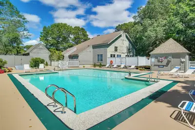 Image de 5 Mi to Mashpee Commons: Coastal Mashpee Condo