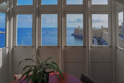 Seaside Bliss: 2-Bedroom Penthouse, Stunning Views