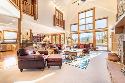 Image de Cozy Home with Gorgeous Mountain Views in Wildernest neighborhood!