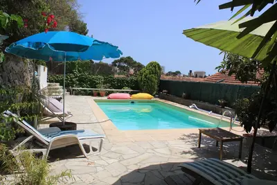 Image de Villa ancienne de caractère avec piscine privée, vue mer