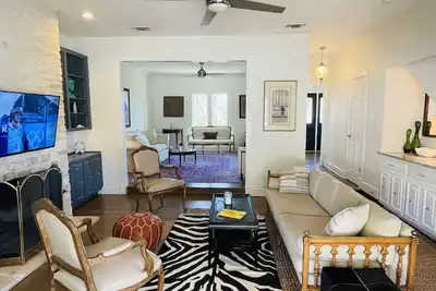 Image de Spectacular Westlake Home w/ Private Pool - Backyard Oasis